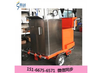 手推熱熔劃線機是熱熔標(biāo)線施工的關(guān)鍵設(shè)備