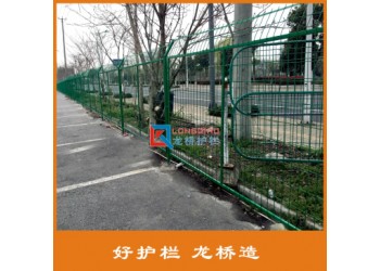 江蘇高速公路護欄網廠 公路隔離防護網 浸塑綠色鋼絲網圍欄價格