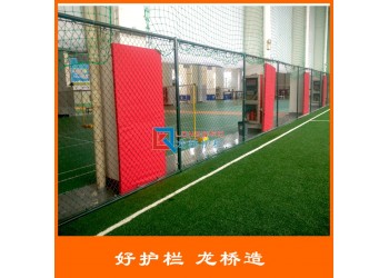 江蘇勾花網(wǎng)護欄規(guī)格 學校操場體育場綠色包塑鐵絲隔離網(wǎng)出廠價