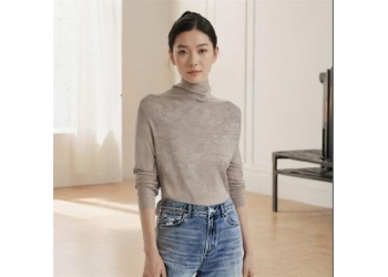 溫碧霞代言IRENENA服裝秋冬新款高領(lǐng)長(zhǎng)袖打底衫